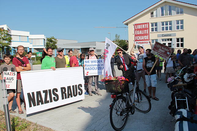 Die Demonstration startet auf dem Parkplatz vor dem RIZ. Dort müssen die Demonstranten allerdings wieder abziehen, die AfD macht von ...