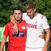 Kölns Torjäger Simon Terodde (rechts) tröstet den Bad Dürrheimer Marco Lenti.