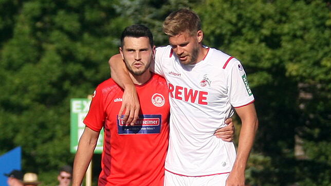 Kölns Torjäger Simon Terodde (rechts) tröstet den Bad Dürrheimer Marco Lenti.