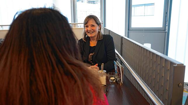 Heike Friedlin ist ein sogenannter &bdquo;Buddy&ldquo;. Sie trifft sich einmal im Monat mit der alkohlkranken Maria F., die mittlerweile ...
