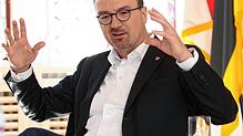 Uli Burchardt möchte am 18. Oktober als Oberbürgermeister der Stadt Konstanz bestätigt werden. Dafür muss er sich in der Wahl gegen ...