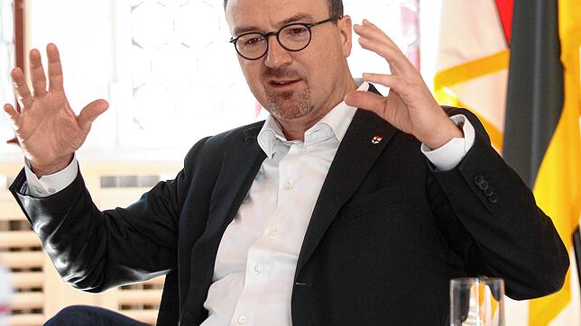 Uli Burchardt möchte am 18. Oktober als Oberbürgermeister der Stadt Konstanz bestätigt werden. Dafür muss er sich in der Wahl gegen ...