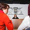 Eine Prozessbegleiterin sitzt in einem Gerichtssaal neben einer Zeugin. Sie helfen den Opfern, auch im Angesicht ihres Peinigers ruhig ...