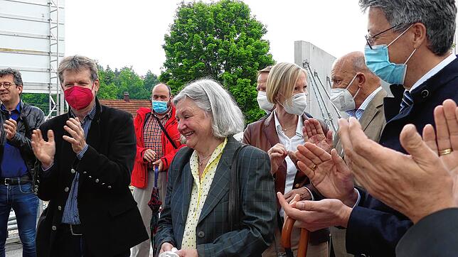 Applaus für die Stifterin Sophie Schwörer (Mitte) von Alexander Steinle von der St. Elisabeth-Stiftung (von links), Günther-Martin ...