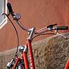 Ein Fahrrad lehnt an einer Hauswand (Symbolbild).