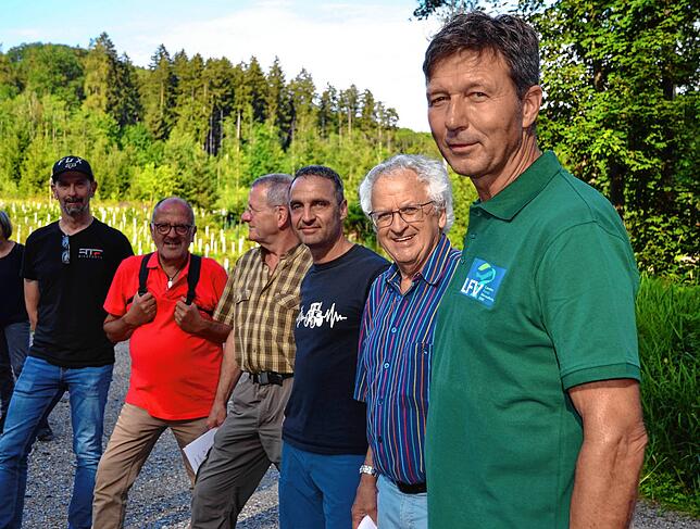 Haben interessierte Bürger durch den Wald geführt: Ansgar Oker (Biker), Georg Enderle (Schwäbischer Albverein), Hansjörg Bentele ...