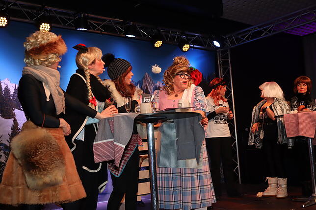 Flashmob mit Oberjungfer und Hüttenwirtin Evi Blaser.