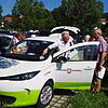 Matthias-Martin Lübke (Bildmitte) erklärt Interessierten die Funktionsweise des Elektro-Fahrzeugs.