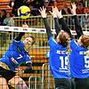Kraftvoll umspielt die Villingerin Lisa Spomer (links) den Block von Bad Vilbel mit Friedericke Steininger und Anna Laschewski. Beim ...