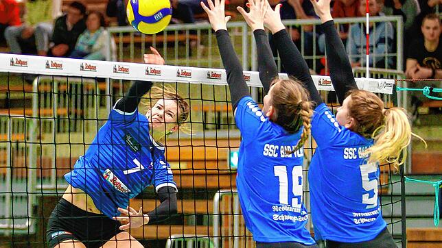 Kraftvoll umspielt die Villingerin Lisa Spomer (links) den Block von Bad Vilbel mit Friedericke Steininger und Anna Laschewski. Beim ...