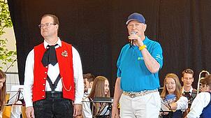 Markus Bihler (rechts) freute sich als Vorsitzender des Förderverein Honstetten auch den Dirigenten des Nenzinger Musikvereins, ...