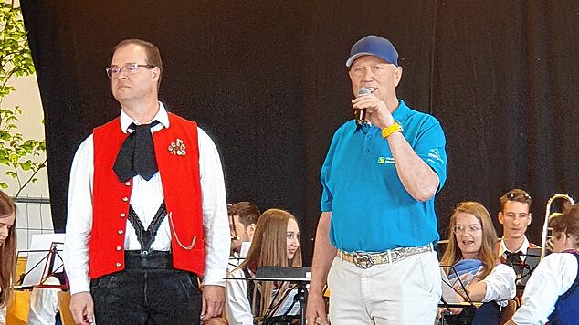 Markus Bihler (rechts) freute sich als Vorsitzender des Förderverein Honstetten auch den Dirigenten des Nenzinger Musikvereins, ...