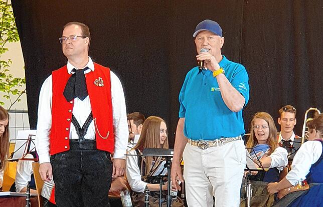Markus Bihler (rechts) freute sich als Vorsitzender des Förderverein Honstetten auch den Dirigenten des Nenzinger Musikvereins, ...