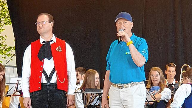 Markus Bihler (rechts) freute sich als Vorsitzender des Förderverein Honstetten auch den Dirigenten des Nenzinger Musikvereins, ...