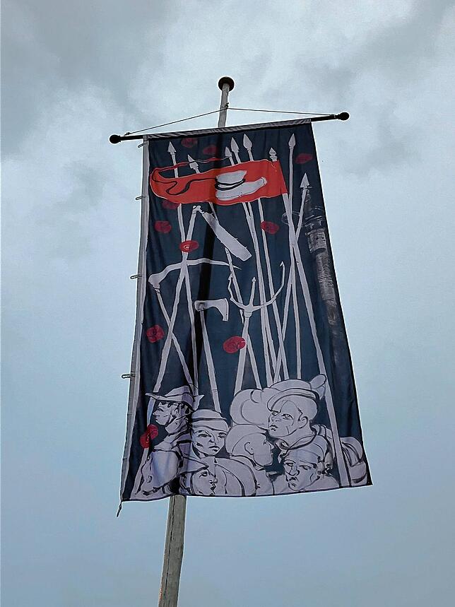 Eine Fahne des Stühlinger Projekts im September vor der Waldshuter Stadtscheuer zeigt bewaffnete Bauern und ihr Symbol, den Bundschuh.