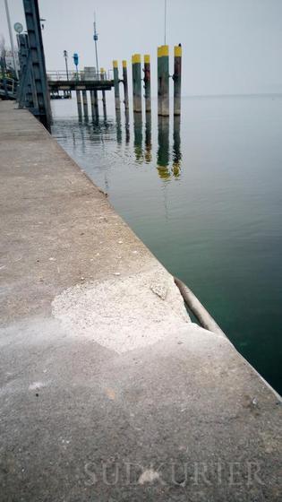 Beim Aufprall hat die Seegold aus Wallhausen am Donnerstag diesen Schaden am Landungsplatz in Überlingen verursacht. Bild: Dieter Leder