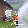 Weil das Wasser aus dem Löschteich nicht zugänglich ist, verlegt die Feuerwehr Nordhalden eine Leitung vom nächsten Hydranten an den ...