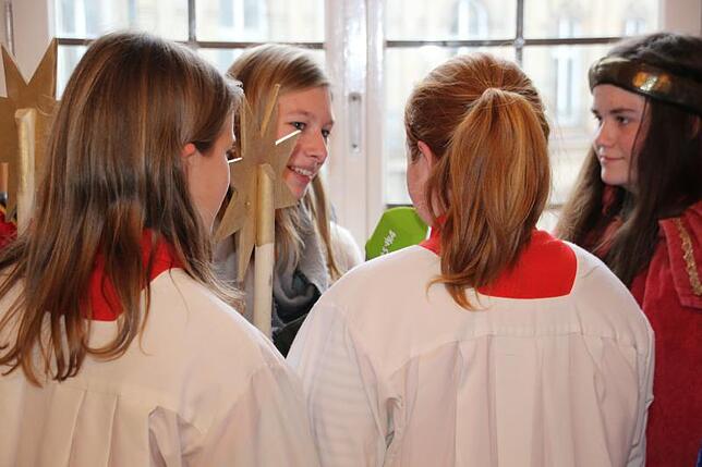 Die Walder Sternsinger vorne v.l. Annalena, Sophia und Lilli wurden von Reporterin Lea Weinmann für SWR4 interviewt.