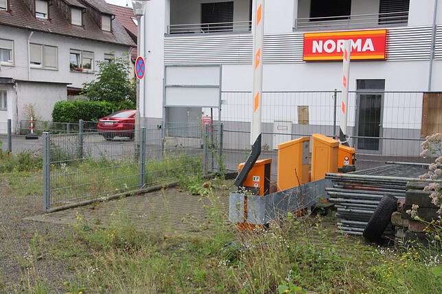 Bild 2: Parkplatz-Posse in der Werastraße: Warum die Stadt nicht eingreifen kann