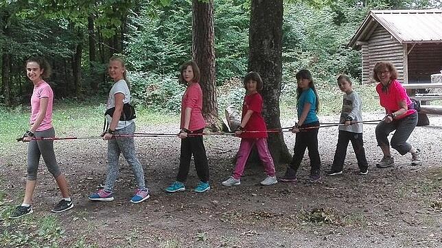Auch im Sommer gibt es Angebote des Ski- und Wanderclubs Horheim. Gabi Robold (rechts) lud zum Nordic Walking Kurs beim Ferienprogramm ...