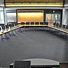So menschenleer sieht es dank der Corona-Krise derzeit im großen Sitzungssaal des Stockacher Rathauses aus &ndash; hier ein Archivbild. ...