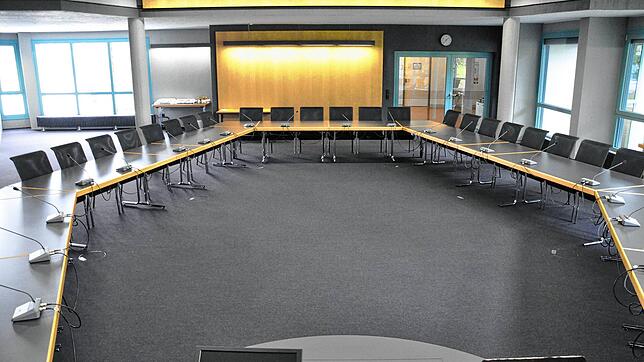 So menschenleer sieht es dank der Corona-Krise derzeit im großen Sitzungssaal des Stockacher Rathauses aus &ndash; hier ein Archivbild. ...