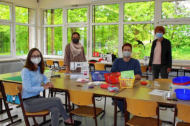 In der Sechslindenschule werden die Masken für die Schüler vom Kollegium selbst genäht. Unser Bild zeigt vorne links Helen Prosen, ...