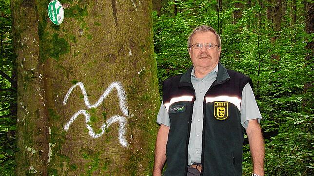 Revierleiter Siegbert Arzt, der den Stadtwald von Meßkirch betreut, erklärt die Funktion des Waldes und bittet die Erholungssuchenden, ...