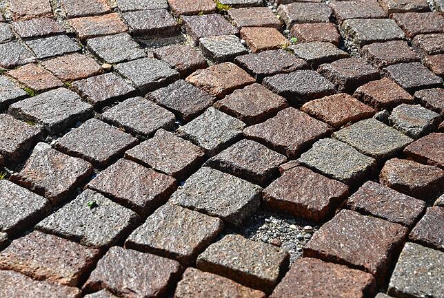Ausgewaschene Fugen, beschädigte oder gar fehlende Steine machen das Markdorfer Pflaster zu einer Stolperzone.