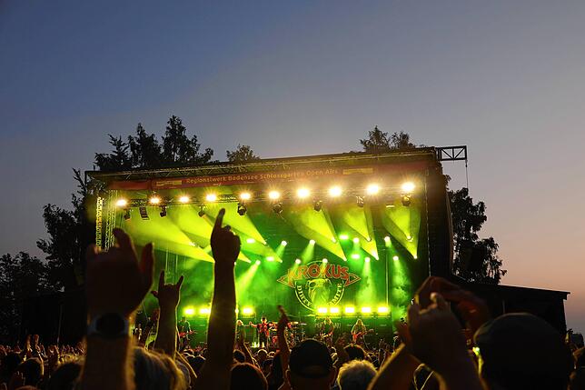 Bild 11: Schlossgarten Open Air: Tausende Rockfans feiern Gotthard und Krokus -  Die besten Bilder