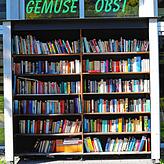 Das öffentliche Bücherregal am Krankenhaus-Kreisel in Überlingen.