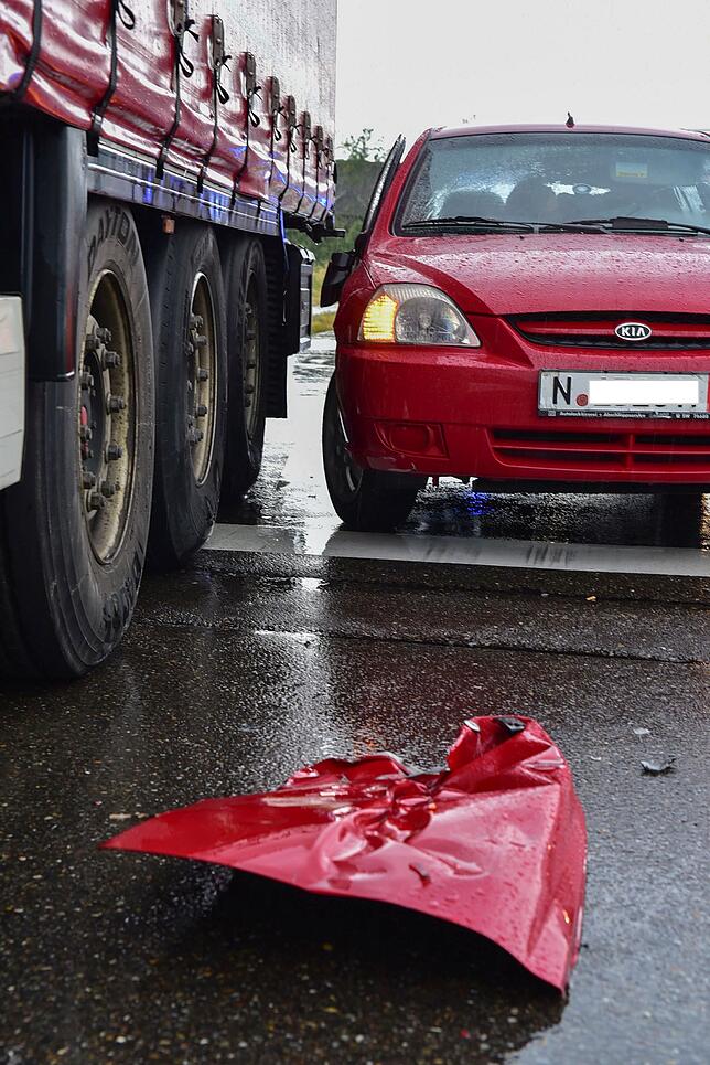 Ein Lastwagen fuhr an der Ampelkreuzung in Peterzell auf ein wartendes Fahrzeug auf.
