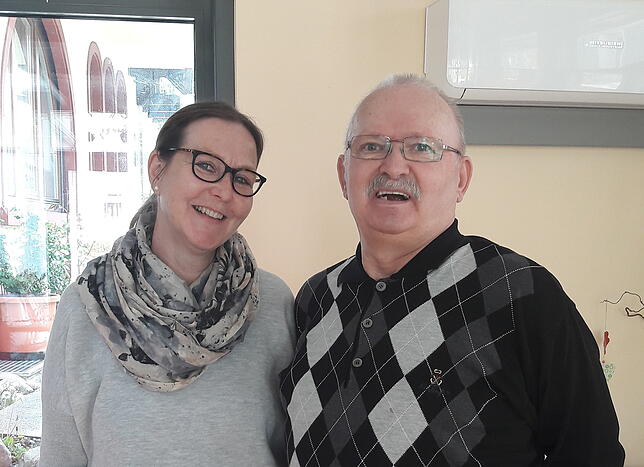 Bernd Kaiser mit Petra Klein, Leiterin der Tagespflege der Awo in Bad Säckingen. Zweimal die Woche verbringt Bernd Kaiser hier ein paar ...