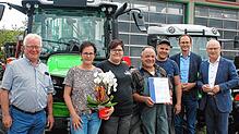 90 Jahre Landtechnik Scherzinger werden gefeiert (von links): Bernhard Blenkle (Handwerkskammer Konstanz), Sabine Scherzinger, Andrea ...