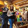 Erik Hörenberg (Fachbereichsleiter Kultur), Madeline Kreissner, Bürgermeisterin Monika Laule und Petra Wucherer (Leiterin ...