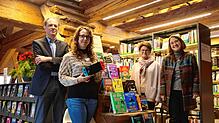Erik Hörenberg (Fachbereichsleiter Kultur), Madeline Kreissner, Bürgermeisterin Monika Laule und Petra Wucherer (Leiterin ...