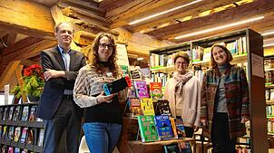 Erik Hörenberg (Fachbereichsleiter Kultur), Madeline Kreissner, Bürgermeisterin Monika Laule und Petra Wucherer (Leiterin ...