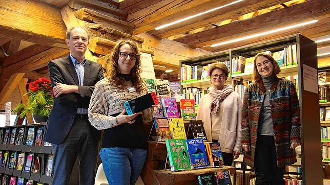 Erik Hörenberg (Fachbereichsleiter Kultur), Madeline Kreissner, Bürgermeisterin Monika Laule und Petra Wucherer (Leiterin ...
