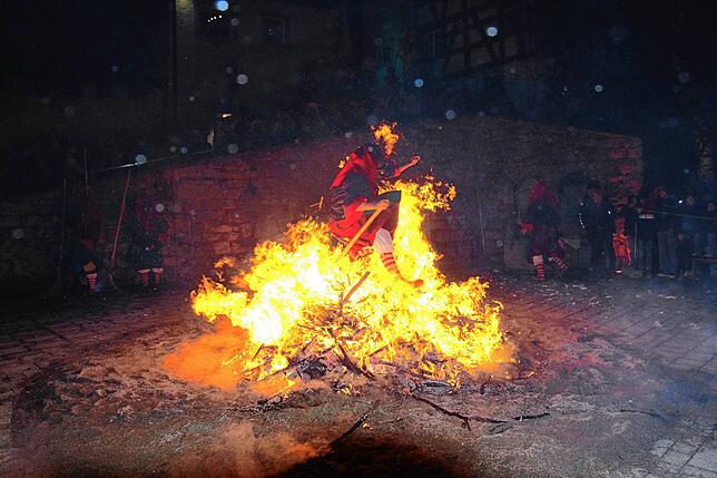 Das Hexenlaufen und damit die Bräunlinger Fasnet ist eröffnet. Eine Urhexe springt über das Feuer.