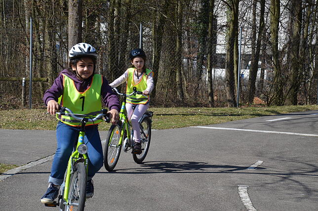 Auch beim Fahrradfahren ist Sicherheit ein Thema. Deshalb lernen Schüler ab der vierten Klasse bei der Radfahrausbildung, wie sie sich ...