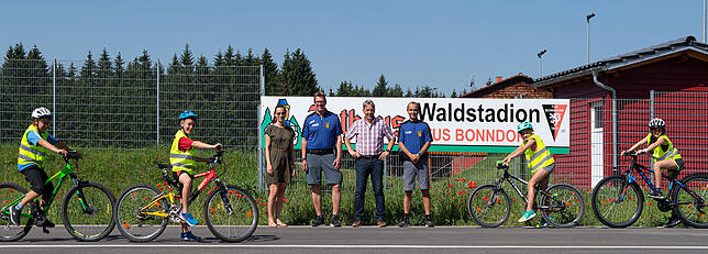 Vera Walter (Klassenlehrerin 4a), Ingo Bauer, Jürgen Spill und Thorsten Stauch (von links) von der Verkehrswacht Waldshut werden ...
