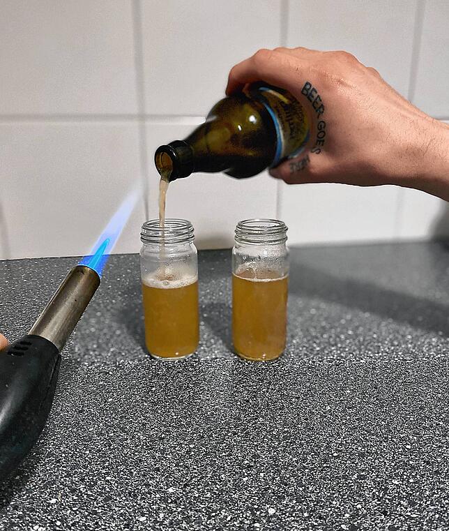Damit sich beim Umfüllen des alten Bieres keine anderen Hefezellen oder Bakterien in die Bierproben einschleichen, erhitzt Lukas Kromer ...