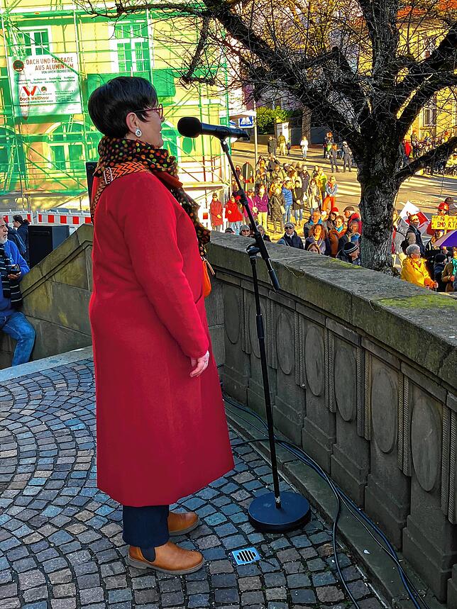 Martina Wiemer spricht zu den Menschen bei der Donaueschinger Demonstration gegen rechts. Ein emotionaler Moment, wie sie sagt.