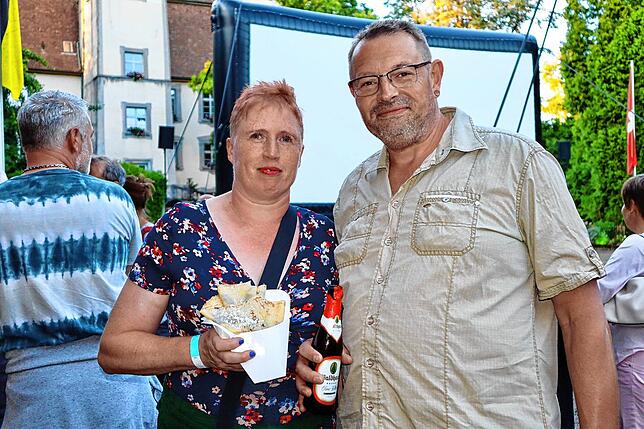 Heike und Daniel Hofmann lassen es sich beim Kino Open-Air im Bad Säckinger Schlosspark gut gehen.