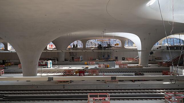Bis der neue Tiefbahnhof im Dezember 2026 in Betrieb gehen soll, müssen sich Fahrgäste im Großraum Stuttgart noch auf viele Sperrungen ...