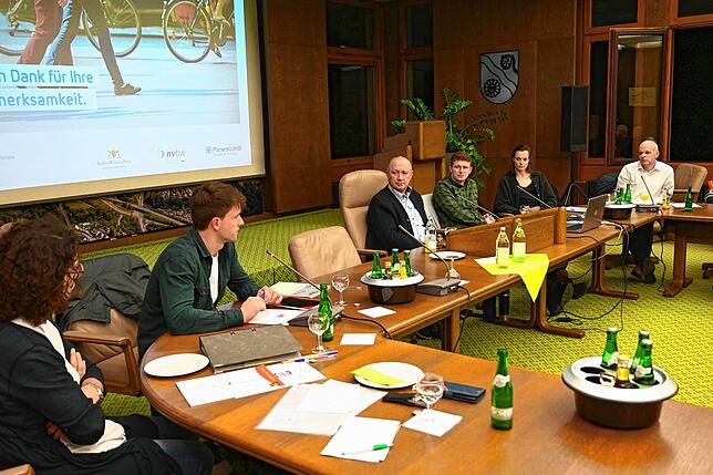 Die Akteure beim Abschlussworkshop des Fußverkehrs-Checks der Gemeinde Lauchringen (von links): Klimamanagerin Yvonne Becker, Tobias ...