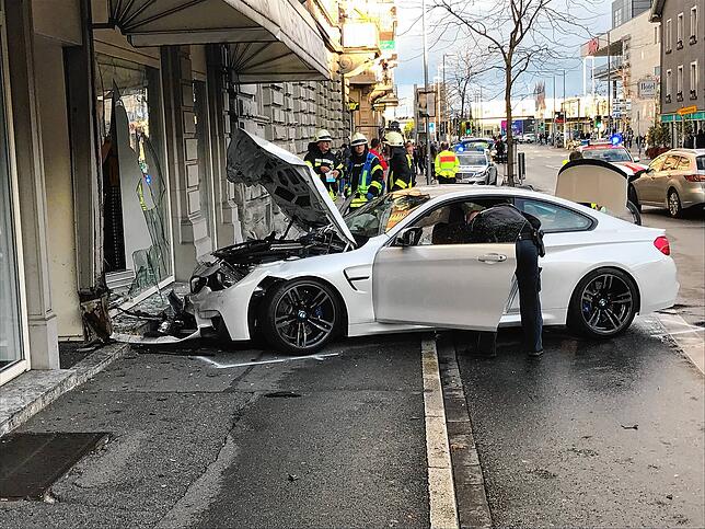 (Archivbild) Nach dem Unfall im Jahr 2017 auf der Bodanstraße. Auch damals kamen Fußgänger nur mit viel Glück unverletzt davon.