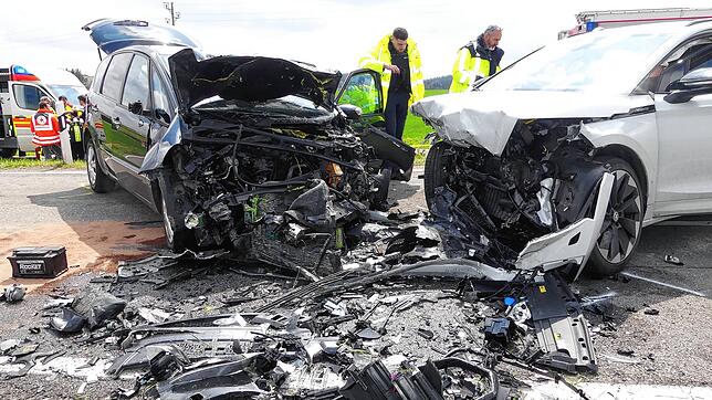 Bei einem schweren Unfall zwischen Stetten a.k.M. und Glashütte sind vier Insassen schwer verletzt worden.