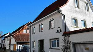Renovierung statt Abriss in den Auen: Noch verläuft der First in West-Ost-Richtung, was sich mit dem Umbau des Gebäudes ändern wird.