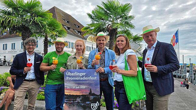 Sie freuen sich bereits auf das beliebte Promenadenfest (von links): Rainer Rauch (Volksbank Überlingen), Dominik Sturm (Sprecher der ...